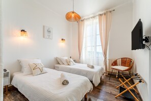 Een strijkplank/strijkijzer, wifi, beddengoed