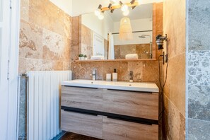 Een douche, gratis toiletartikelen, een haardroger, handdoeken