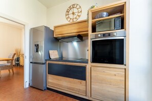 Private kitchen - Apartment 'Beau T3 Vue Vallée De L'eure Et' with Wi-Fi and Air Conditioning (Uzès)