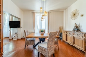 Dining - Apartment 'Beau T3 Vue Vallée De L'eure Et' with Wi-Fi and Air Conditioning (Uzès)