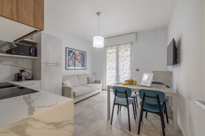 Apartment, 2 Schlafzimmer, Haustiere gestattet, Stadtblick | Wohnbereich | 30-Zoll-Fernseher mit Satellitenempfang