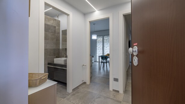 Un interior moderno con un baño, un comedor y una puerta de madera.