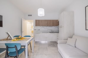 Apartment, 2 Schlafzimmer, Haustiere gestattet, Stadtblick | Eigene Küche | Kühlschrank, Mikrowelle, Herdplatte, Geschirrspüler