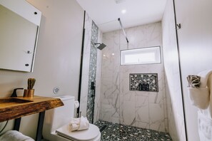 Secadora de cabello, toallas, jabón, papel de baño 