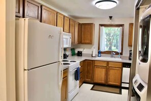 Fridge, microwave, oven, stovetop - Resort Condo w/ Pool & Beach Club (Bellaire)