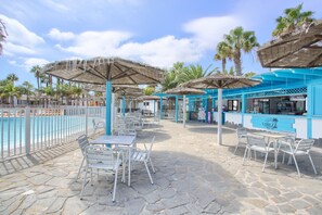 Outdoor dining - Holiday Apartment 'Oasis' with Shared Pool, Private Terrace, and Wi-Fi (Corralejo)
