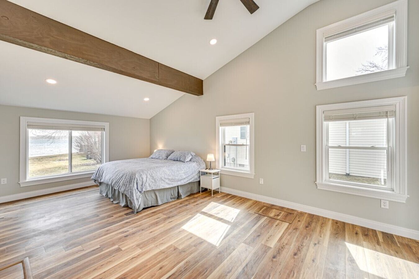 5 bedrooms, desk, iron/ironing board, travel crib