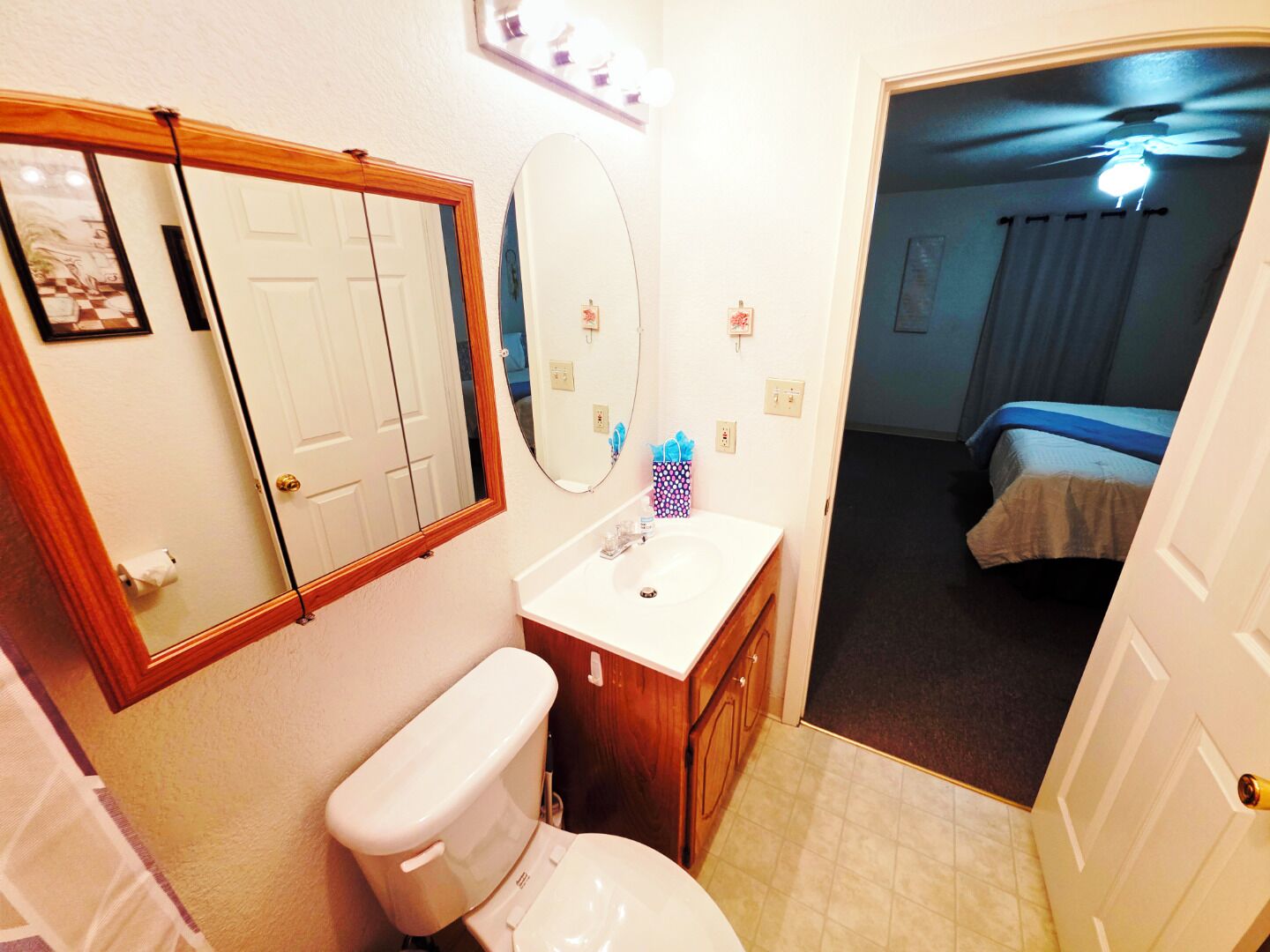 Toalhas de banho, sabonete, papel higiênico 