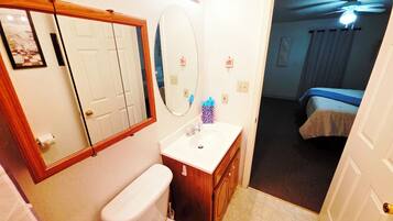 Toalhas de banho, sabonete, papel higiênico