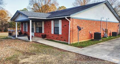 Serene & Cozy Family-Friendly 2 Bedroom Cottage