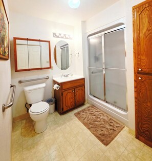 Toallas, jabón, papel de baño 