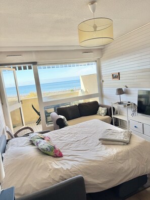 1 bedroom, iron/ironing board, free WiFi - Oceanfront apartment sleeps up to 5 (Lacanau)
