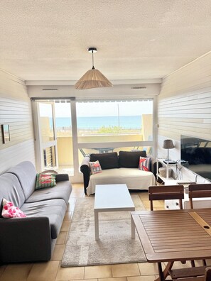 Living area - Oceanfront apartment sleeps up to 5 (Lacanau)