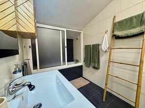 Shower, hair dryer, towels, soap - Bella Vista Home - 3 bedroom villa with sea and mountain views in Ponta do Sol (Cova)