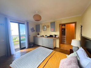 Desk, iron/ironing board, travel cot, free WiFi - Bella Vista Home - 3 bedroom villa with sea and mountain views in Ponta do Sol (Cova)
