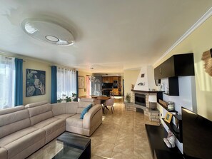 Smart TV - Bella Vista Home - 3 bedroom villa with sea and mountain views in Ponta do Sol (Cova)