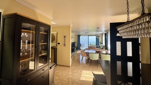 Una cocina amplia con comedor, un armario grande y una araña.