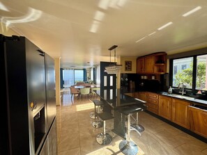 Fridge, microwave, oven, stovetop - Bella Vista Home - 3 bedroom villa with sea and mountain views in Ponta do Sol (Cova)