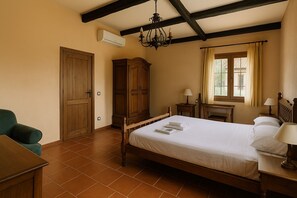 Family Room | Frette Italian sheets, premium bedding, down duvets, memory-foam beds - EDENNIA EL CIELO EN LA TIERRA (Mora)