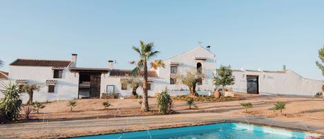 حمّام سباحة خارجي