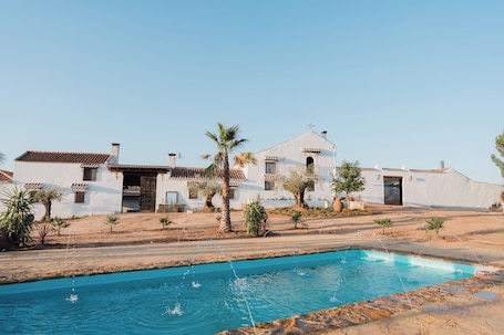 Una piscina al aire libre. EDENNIA EL CIELO EN LA TIERRA