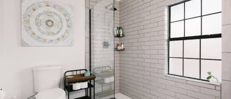 Douche, sèche-cheveux, bidet, serviettes fournies