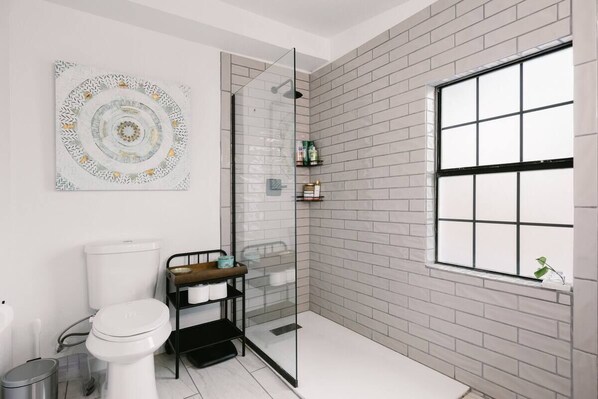 Shower, hair dryer, bidet, towels - Tiny T in the City (Austin)