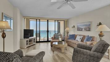 Fernseher, DVD-Player, BĂŒcher