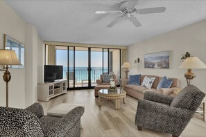 Fernseher, DVD-Player, Bücher