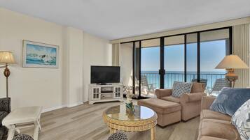 Fernseher, DVD-Player, BĂŒcher