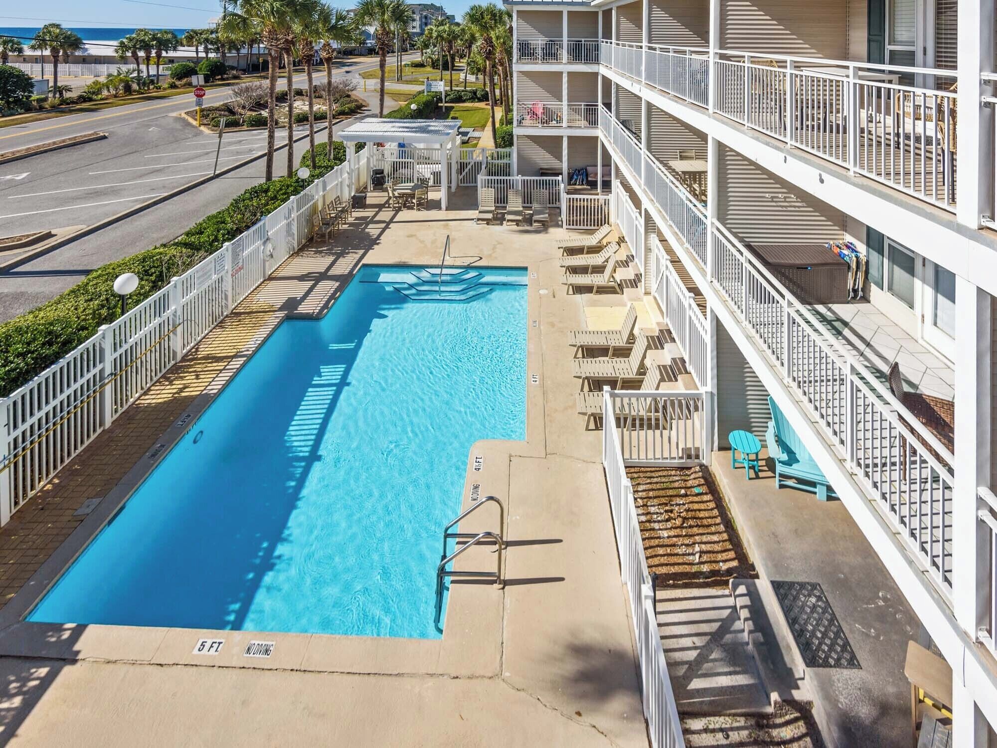 Un hotel con piscina, zona de estar al aire libre y vista al océano.
