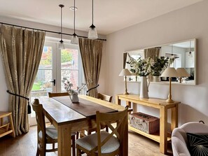 Dining - Wild Strawberry Cottage is a charming hideaway within a peaceful courtyard (Burnham Market, Norfolk)