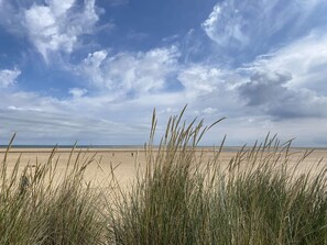 Beach - Wild Strawberry Cottage is a charming hideaway within a peaceful courtyard (Burnham Market, Norfolk)