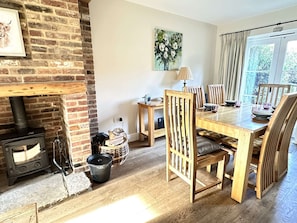 Dining - A gorgeously furnished dog friendly cottage, in a peaceful courtyard setting (Burnham Market, Norfolk)