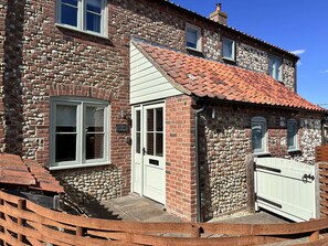 Exterior - A gorgeously furnished dog friendly cottage, in a peaceful courtyard setting (Burnham Market, Norfolk)