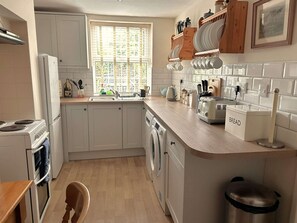 Fridge, microwave, oven, stovetop - Traditional flint cottage, tucked away in the town of Wells-next-the-Sea (Wells-next-the-Sea)