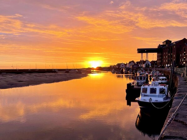 Marina - Traditional flint cottage, tucked away in the town of Wells-next-the-Sea (Wells-next-the-Sea)