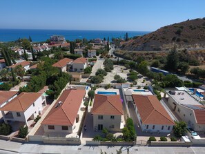 Exterior - Spacious Villa at the Mediterranean shore with large swimming pool (Pissouri Bay)