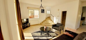 Smart TV - Spacious Villa at the Mediterranean shore with large swimming pool (Pissouri Bay)