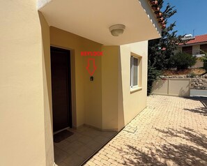 Exterior detail - Spacious Villa at the Mediterranean shore with large swimming pool (Pissouri Bay)