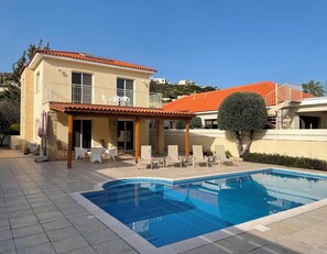 Outdoor pool - Spacious Villa at the Mediterranean shore with large swimming pool (Pissouri Bay)
