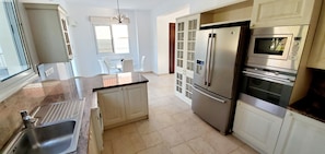 Private kitchen - Spacious Villa at the Mediterranean shore with large swimming pool (Pissouri Bay)