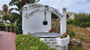 Eine weiße, gebogene Struktur mit der Aufschrift "Laguna Beach" und "Laguna Beach".