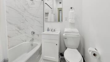 Handtücher, Seife, Toilettenpapier