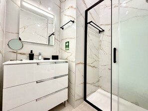 Douche, serviettes fournies