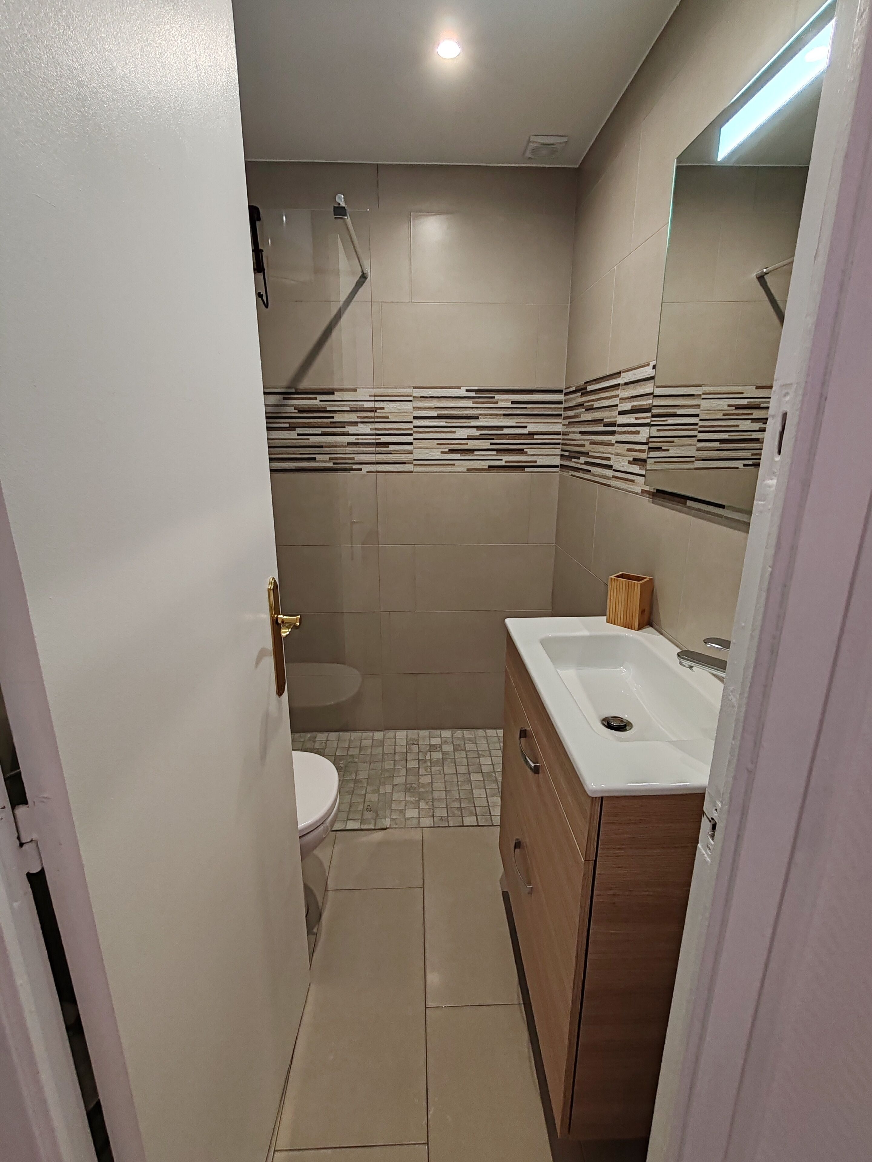 Bruser, hårtørrer, håndklæder, Toiletpapir