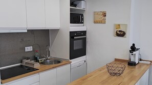 Frigorifero, microonde, forno, piano cottura