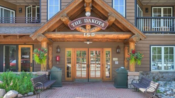 Der Eingang einer Lodge mit einem hölzernen Schild, auf dem 'The Dakota 150' steht.