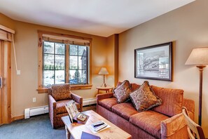 TV, fireplace - 2BR Alpine Stay | Near the Lifts + Pool & Balcony (Keystone)