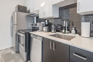 Fridge, microwave, oven, stovetop - Downtown|5 min to Bell Center| Onsite parking $ (Montréal)